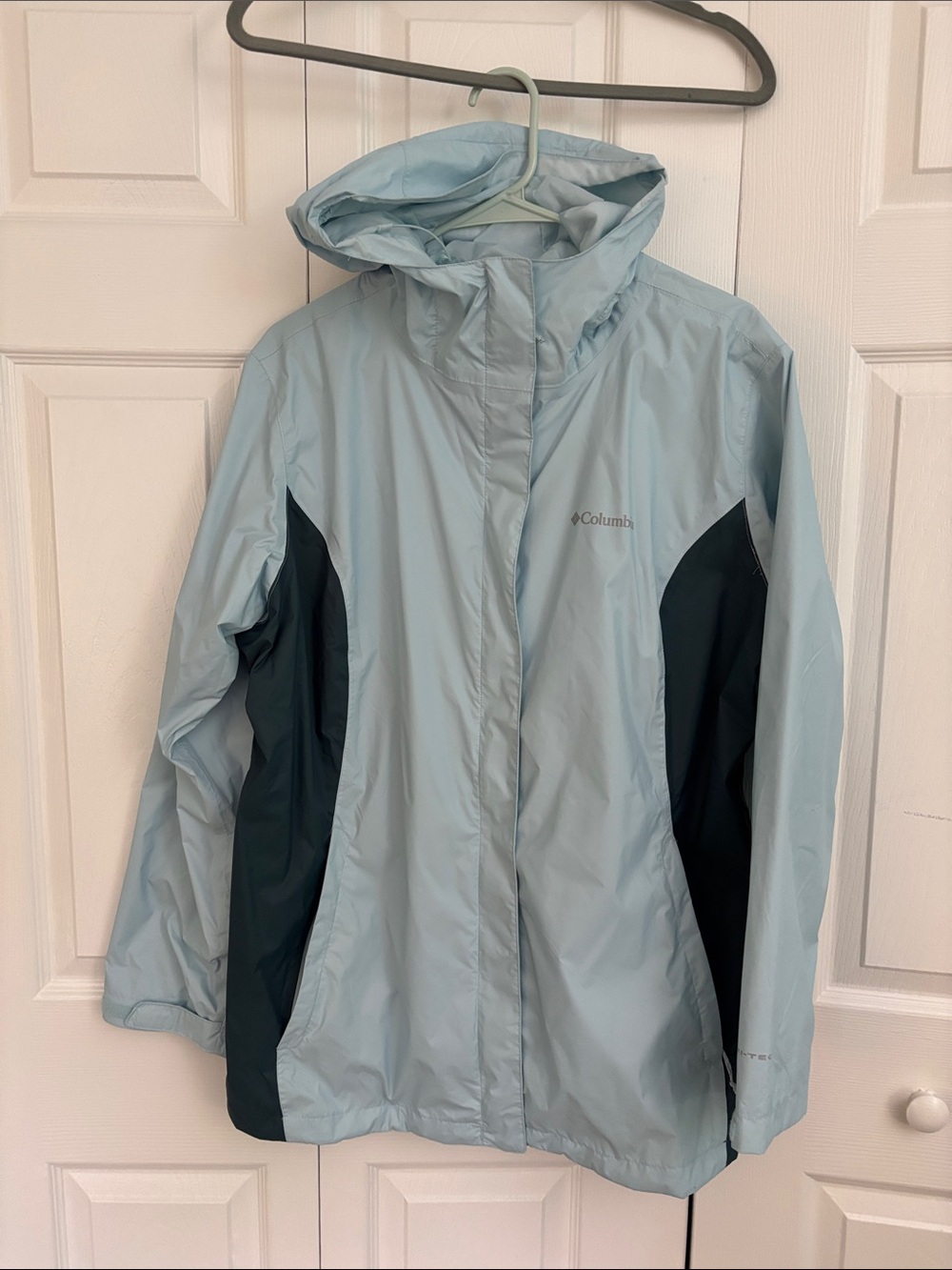 Columbia Light Blue and Dark Navy Hooded Omni-Tech Rain Jacket